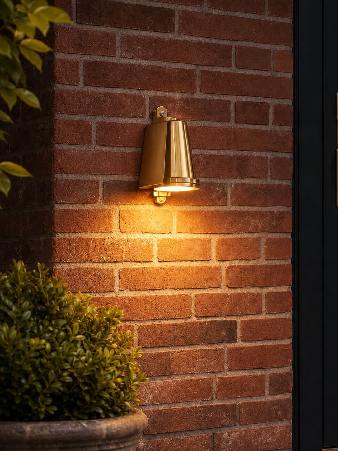 Industrial Outdoor Wall Light – Waterproof Sconce with Bluebell Shape Spreaderlight