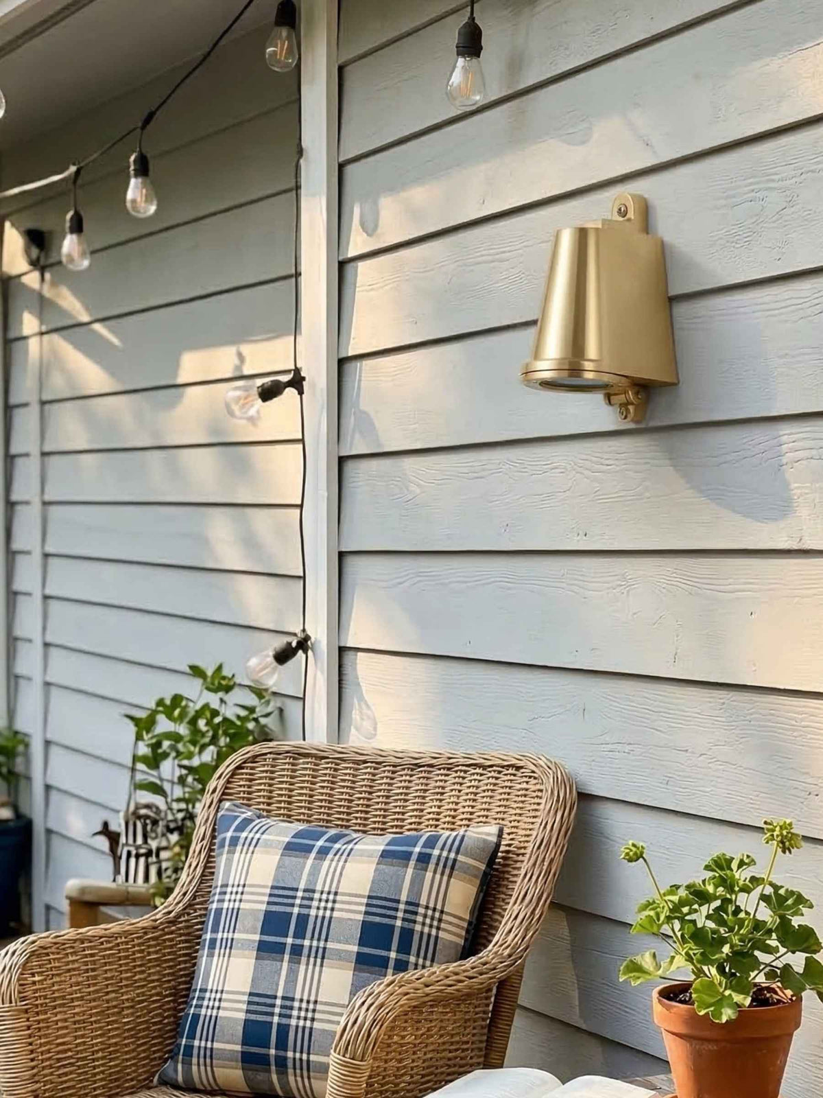 Industrial Outdoor Wall Light – Waterproof Sconce with Bluebell Shape Spreaderlight