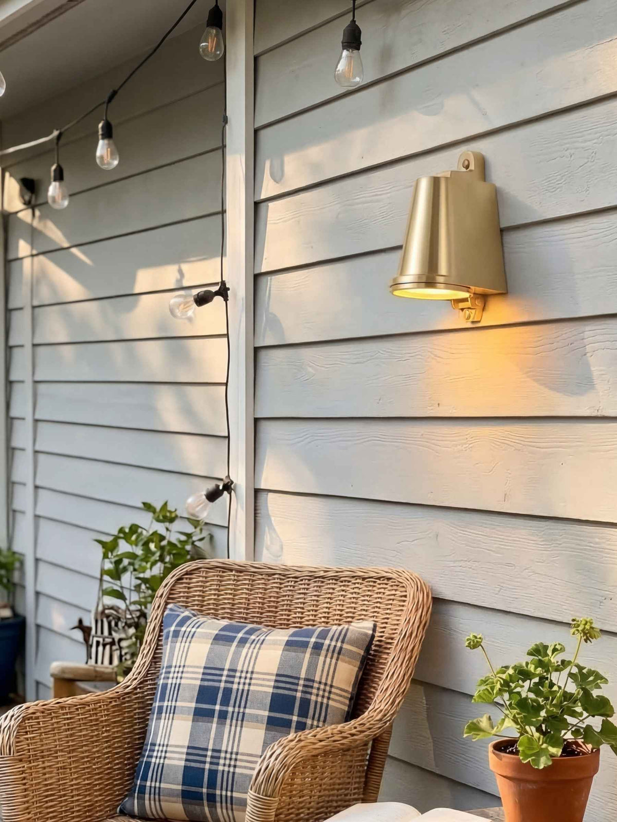 Industrial Outdoor Wall Light – Waterproof Sconce with Bluebell Shape Spreaderlight